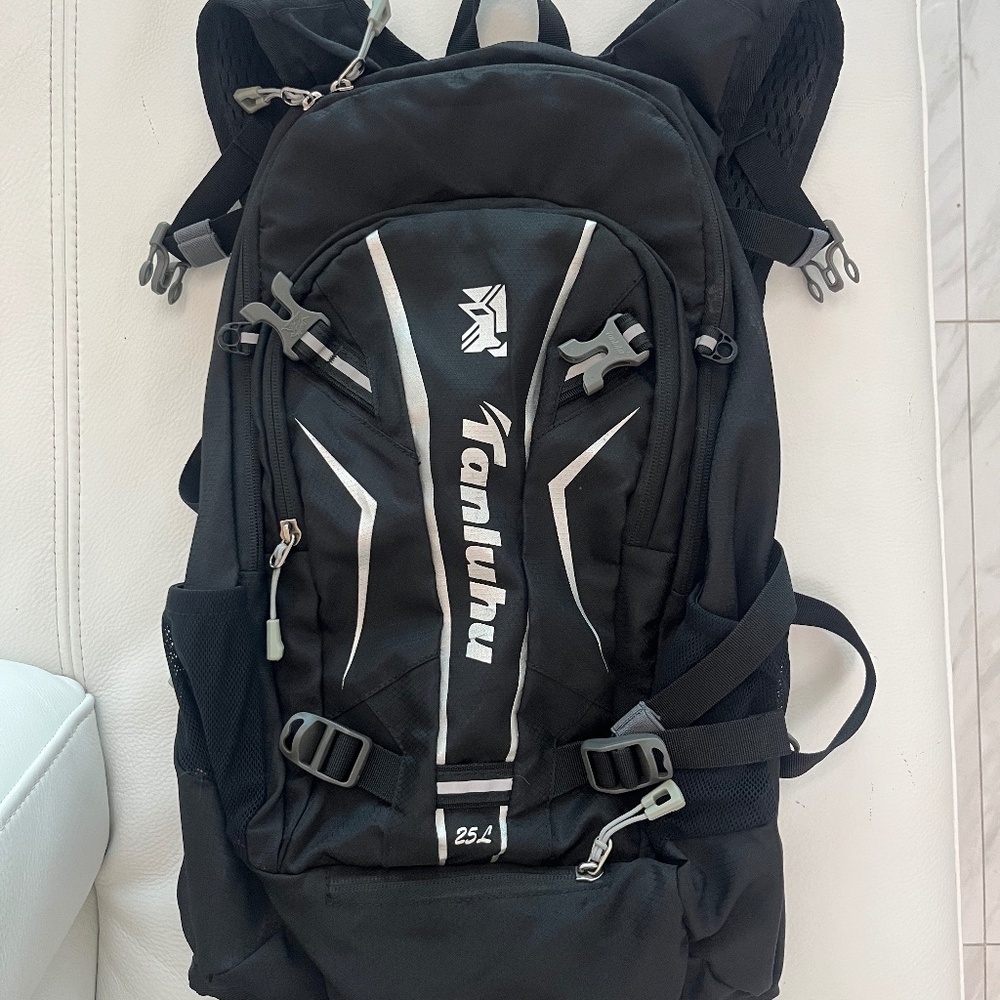 Tanluhu 25L Hiking Backpack – Black with Reflective Details